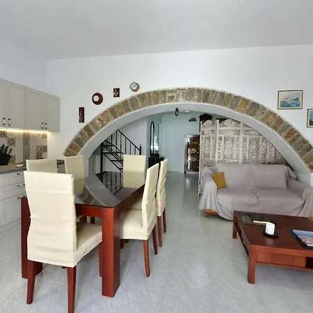 Arco I/ Downtown Rustic Apartment/4 Min From Port Apartment *