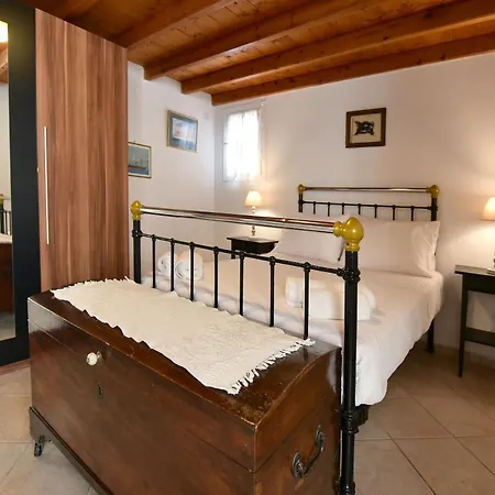 Arco I/ Downtown Rustic Apartment/4 Min From Port Apartment Hydra (Saronic Islands)