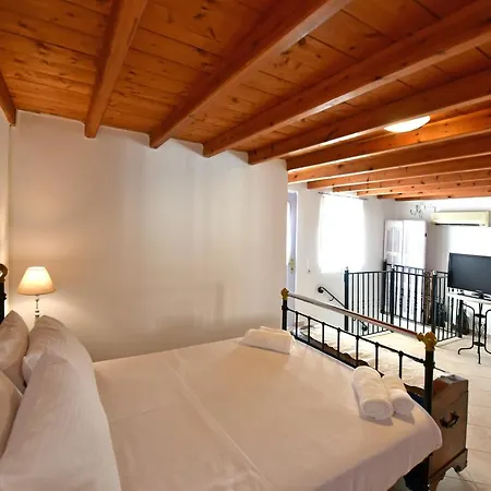 Arco I/ Downtown Rustic Apartment/4 Min From Port Hydra (Saronic Islands)
