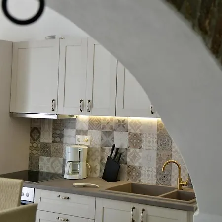 Arco I/ Downtown Rustic Apartment/4 Min From Port Hydra (Saronic Islands)